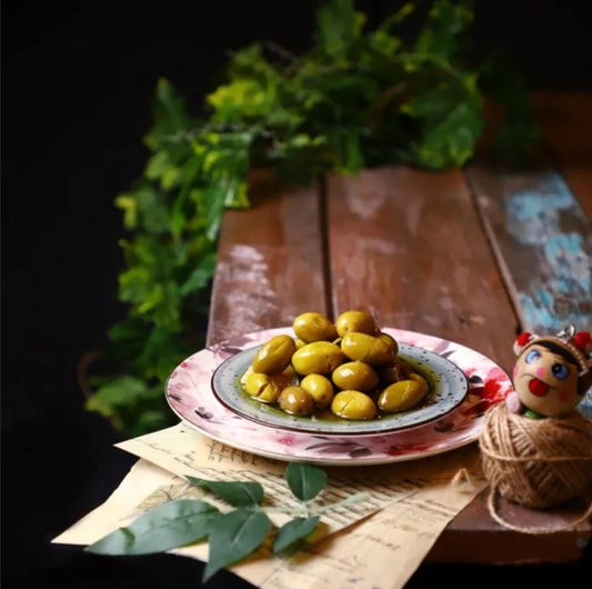 زيتون اخضر مع الزيت صنوبر